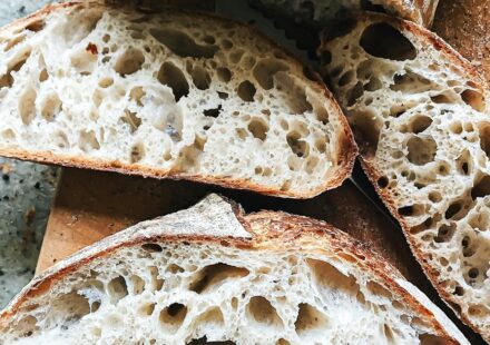 Ломти хлеба на закваске крупным планом с открытой ноздреватой структурой мякиша