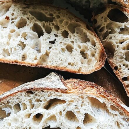 Ломти хлеба на закваске крупным планом с открытой ноздреватой структурой мякиша