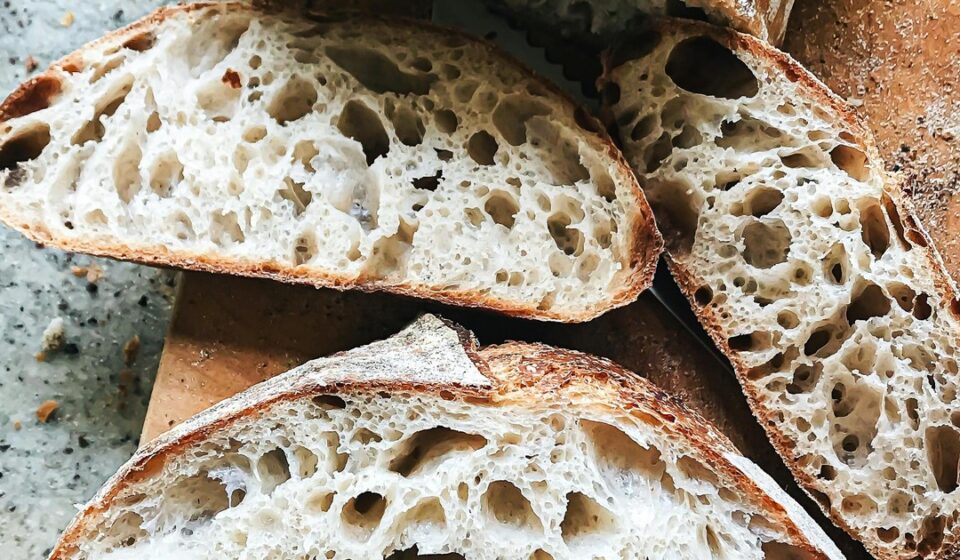 Ломти хлеба на закваске крупным планом с открытой ноздреватой структурой мякиша