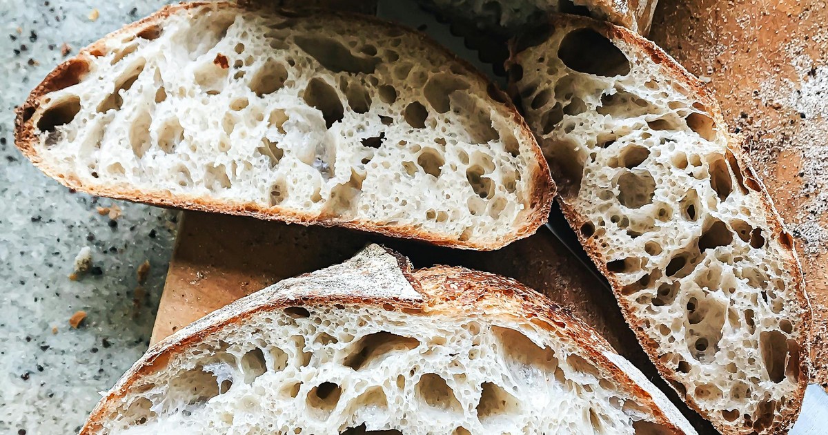 Ломти хлеба на закваске крупным планом с открытой ноздреватой структурой мякиша